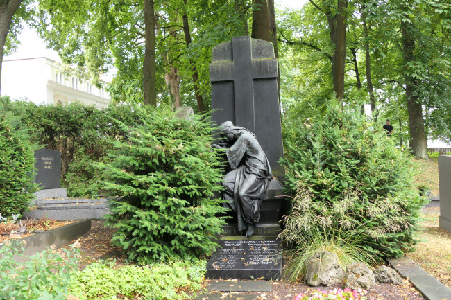 historisches denkmalgeschütztes Gemeinschaftsgrab